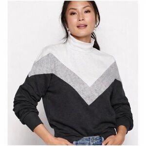 Evereve Women’s Sz M Black Gray Chevron Sweatshirt Mock Neck Colorblock Marion